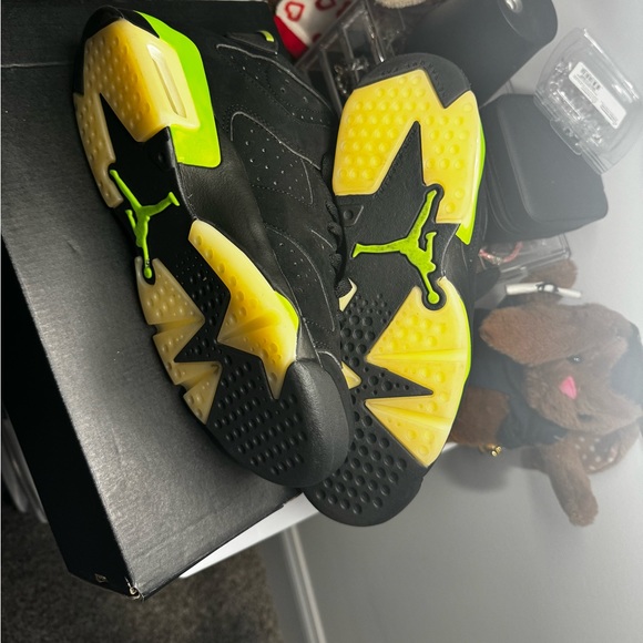 Size 5.5 in youth Jordan 6’s